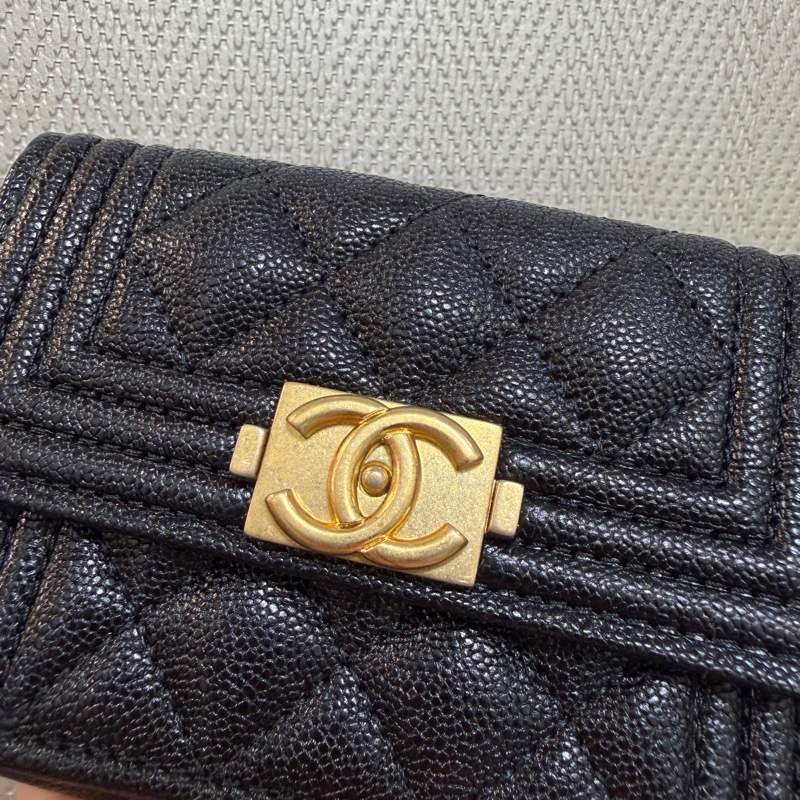 Chanel 黑荔枝皮霧金釦Boy三折短夾A84432-1
