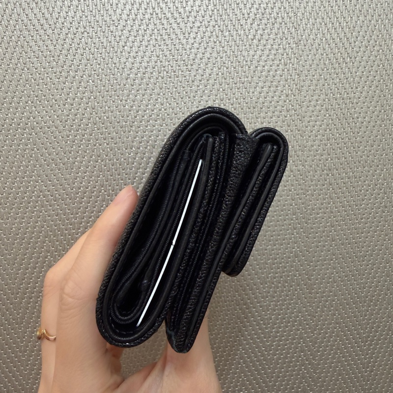Chanel 黑荔枝皮霧金釦Boy三折短夾A84432-3