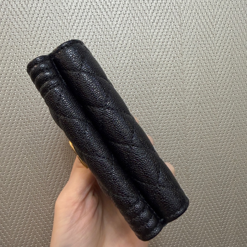 Chanel 黑荔枝皮霧金釦Boy三折短夾A84432-4