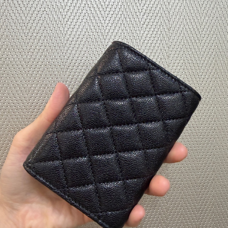 Chanel 黑荔枝皮霧金釦Boy三折短夾A84432-5