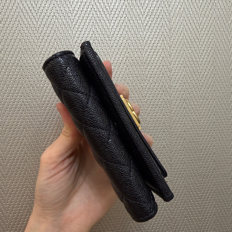 Chanel 黑荔枝皮霧金釦Boy三折短夾A84432-6