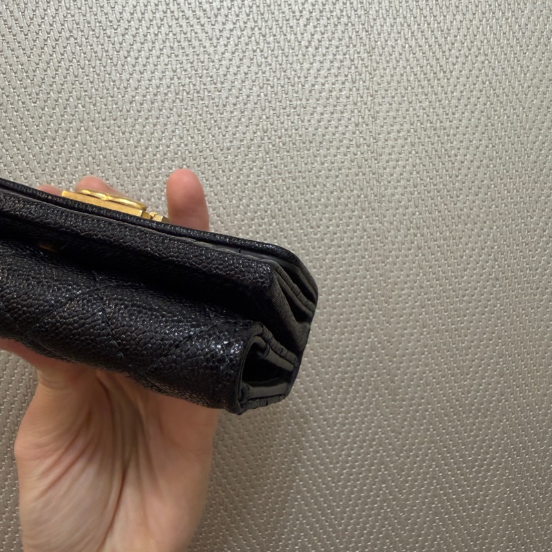 Chanel 黑荔枝皮霧金釦Boy三折短夾A84432-8