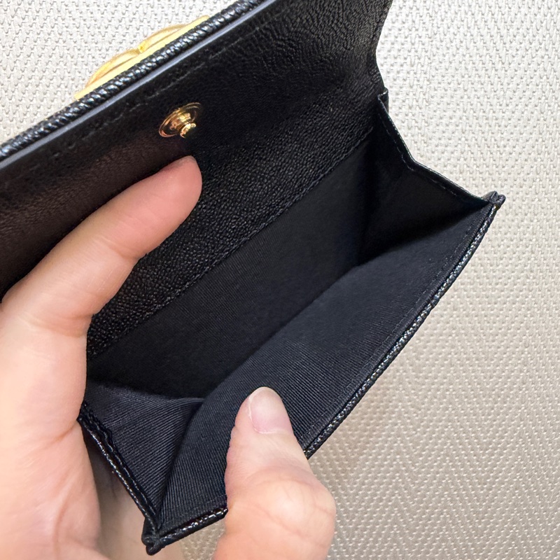 Chanel 黑荔枝皮霧金釦Boy三折短夾A84432-10