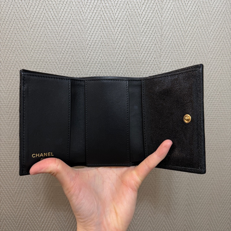 Chanel 黑荔枝皮霧金釦Boy三折短夾A84432-12