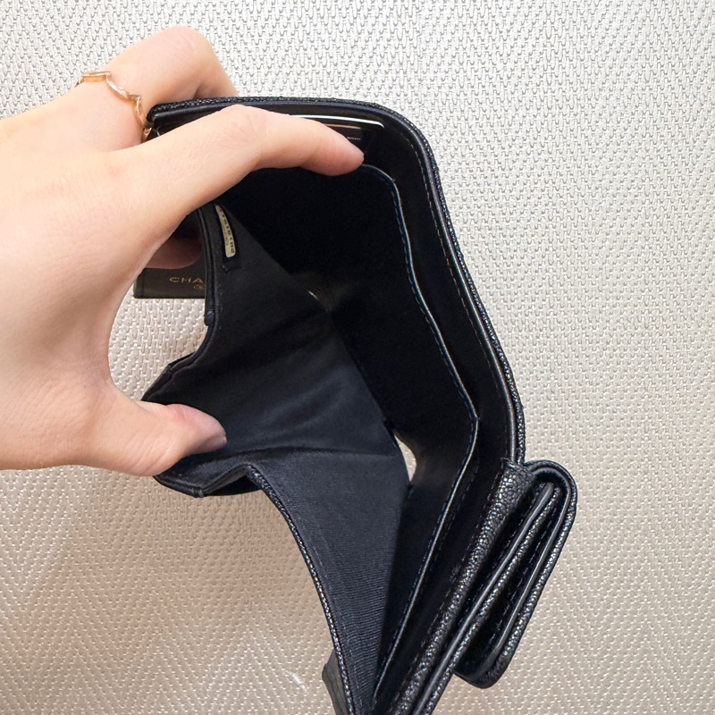 Chanel 黑荔枝皮霧金釦Boy三折短夾A84432-13