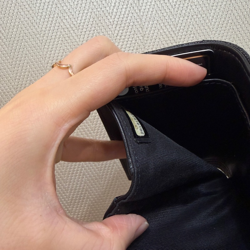 Chanel 黑荔枝皮霧金釦Boy三折短夾A84432-14