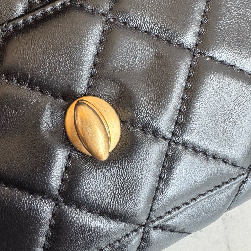 Chanel黑菱格大金雙C前口袋鏈包-11