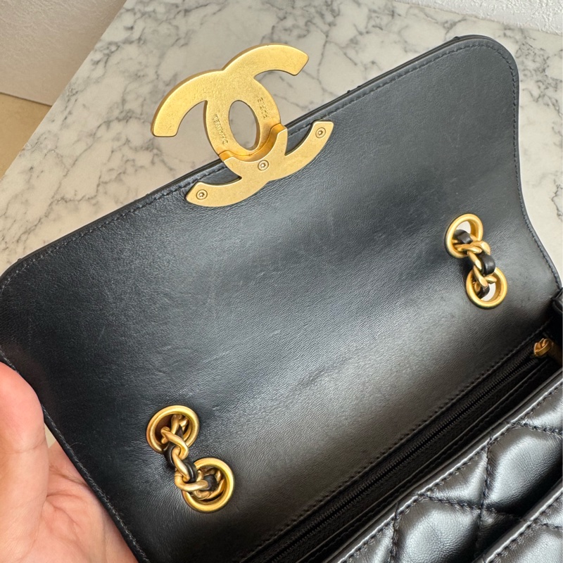 Chanel黑菱格大金雙C前口袋鏈包-15