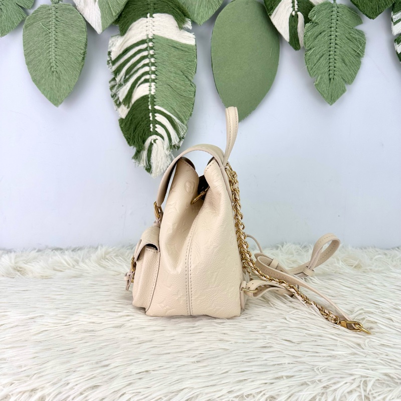 LV BACKUP 奶油色真皮壓紋背包 晶片款 2025年-2