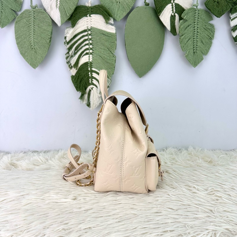 LV BACKUP 奶油色真皮壓紋背包 晶片款 2025年-3