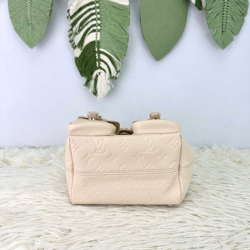 LV BACKUP 奶油色真皮壓紋背包 晶片款 2025年-5