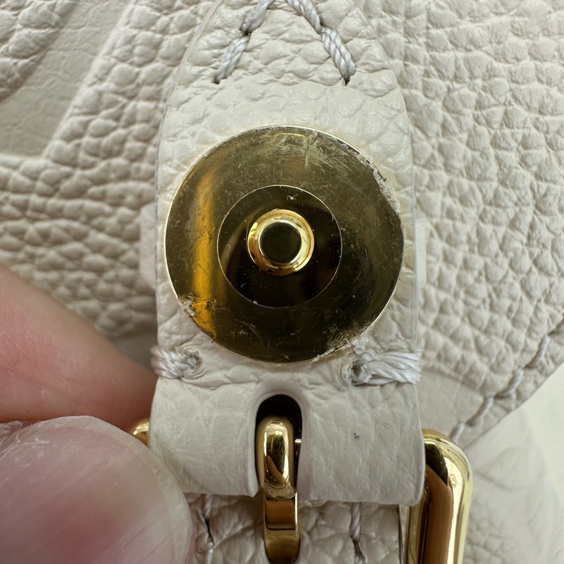 LV BACKUP 奶油色真皮壓紋背包 晶片款 2025年-11