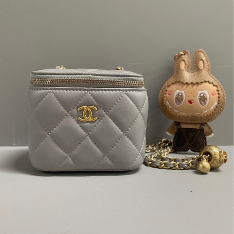【97新 ✨ 全網最低價！】香奈兒/Chanel 灰色羊皮 金球 小盒子mini 化妝包（下單前先詢問庫存❗️）