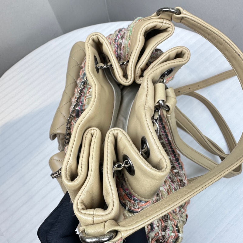 香奈兒/Chanel 粗花呢奶茶色羊皮銀扣 流浪雙肩包後背包-4