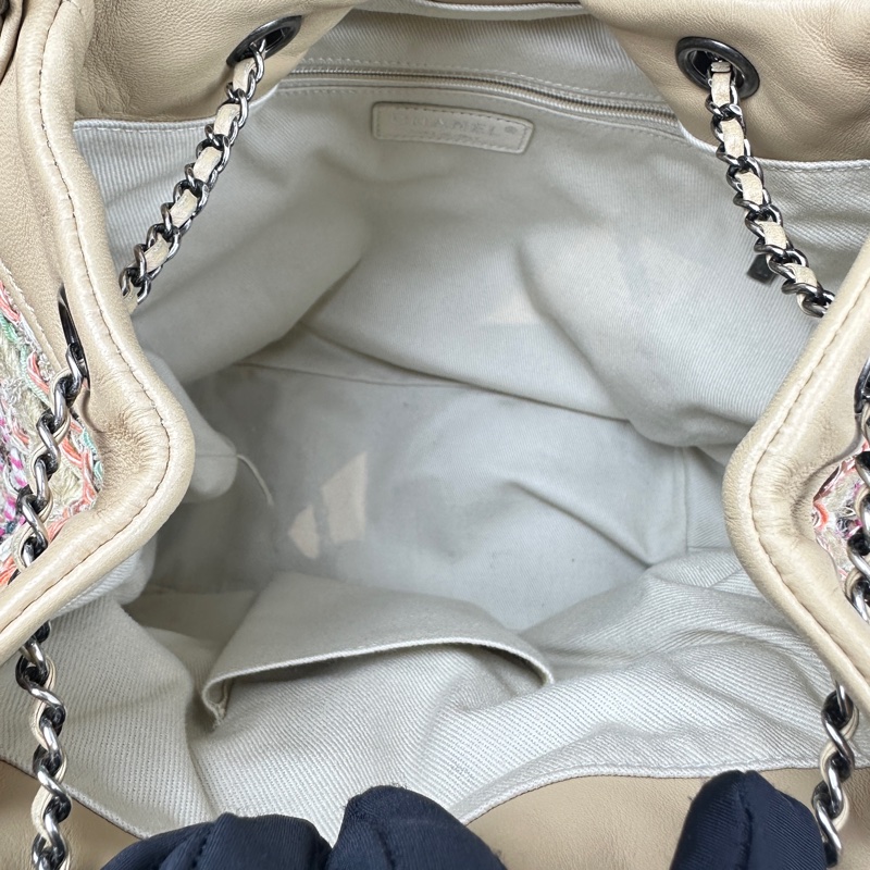 香奈兒/Chanel 粗花呢奶茶色羊皮銀扣 流浪雙肩包後背包-7