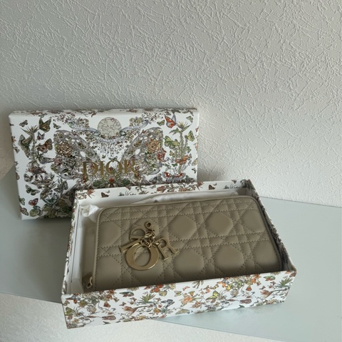 Dior燕麥色藤格紋吊飾ㄇ拉長夾  超好看❤️