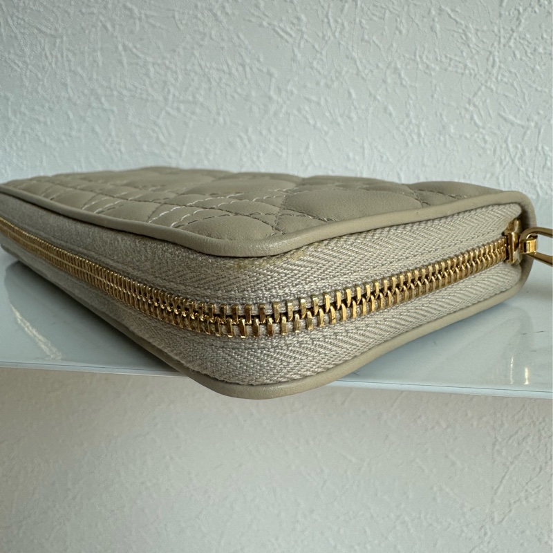 Dior燕麥色藤格紋吊飾ㄇ拉長夾 超好看❤️-6