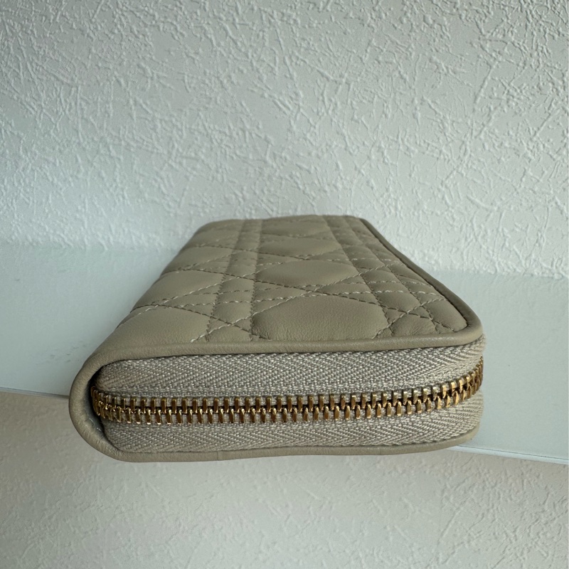 Dior燕麥色藤格紋吊飾ㄇ拉長夾 超好看❤️-7