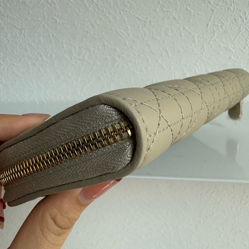 Dior燕麥色藤格紋吊飾ㄇ拉長夾 超好看❤️-9