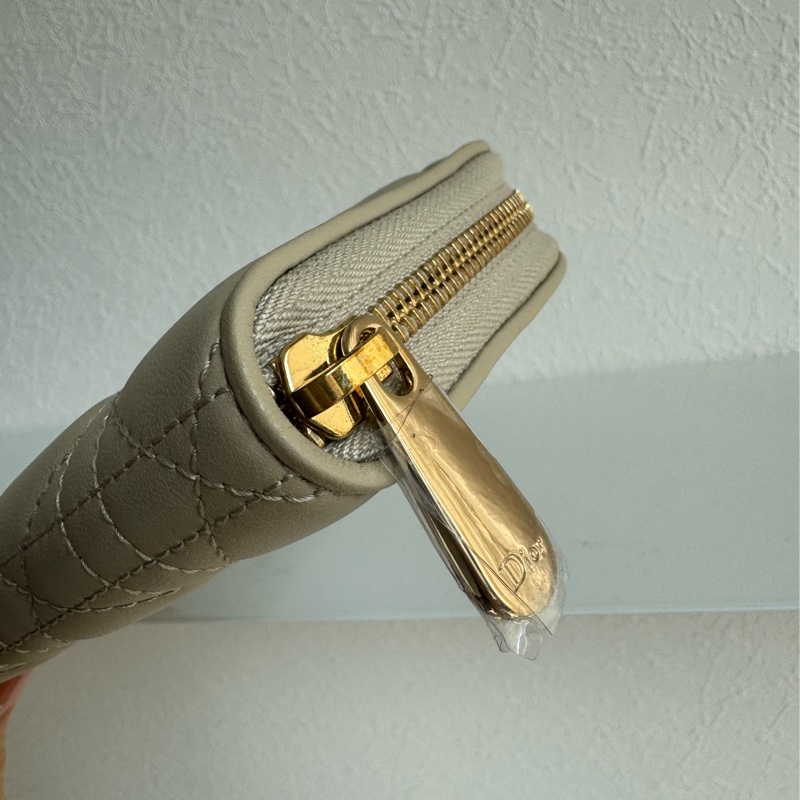 Dior燕麥色藤格紋吊飾ㄇ拉長夾 超好看❤️-10