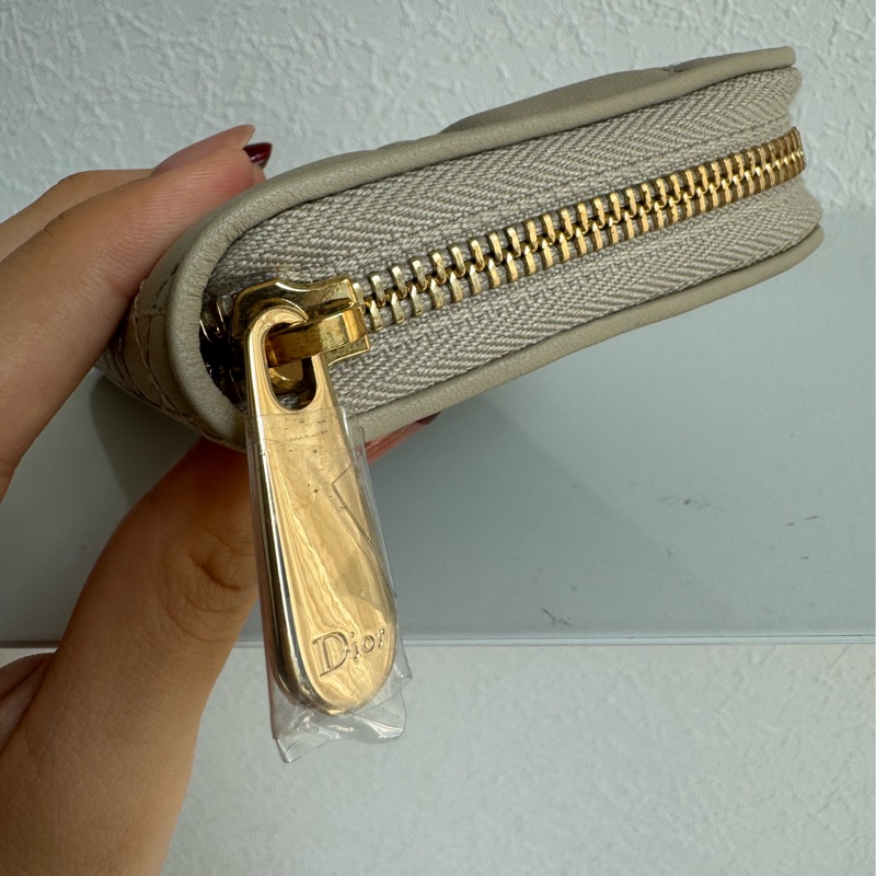 Dior燕麥色藤格紋吊飾ㄇ拉長夾 超好看❤️-11