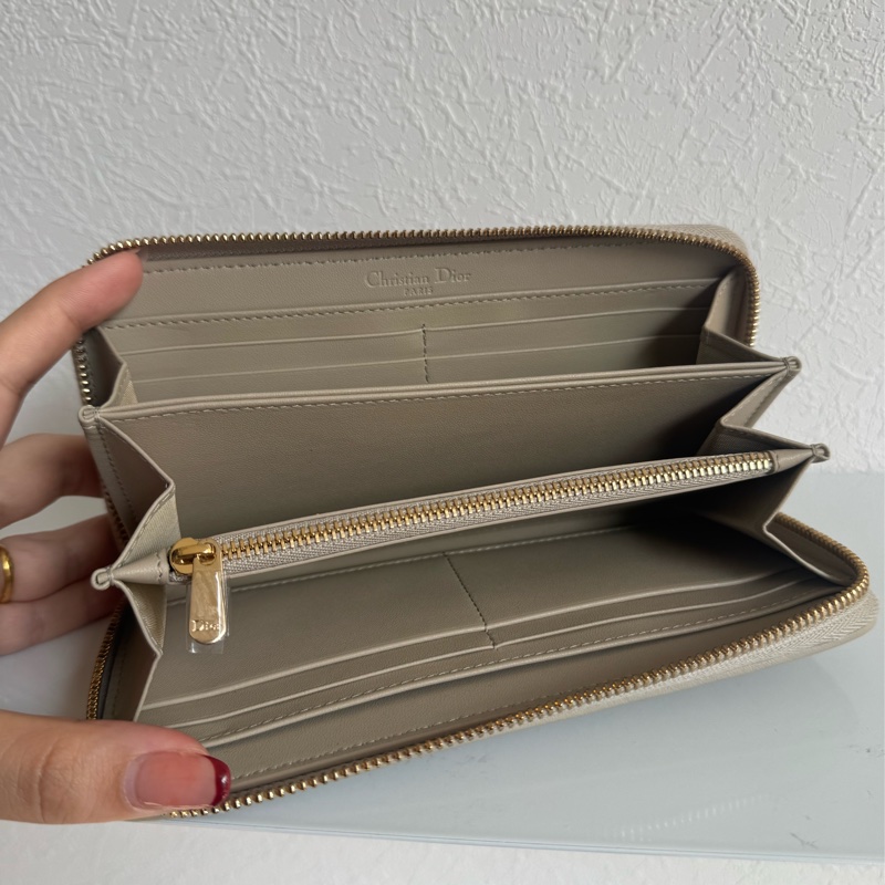 Dior燕麥色藤格紋吊飾ㄇ拉長夾 超好看❤️-14