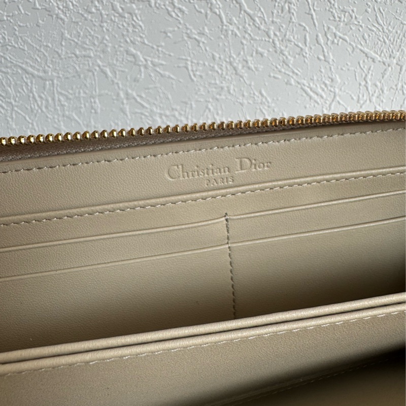 Dior燕麥色藤格紋吊飾ㄇ拉長夾 超好看❤️-15