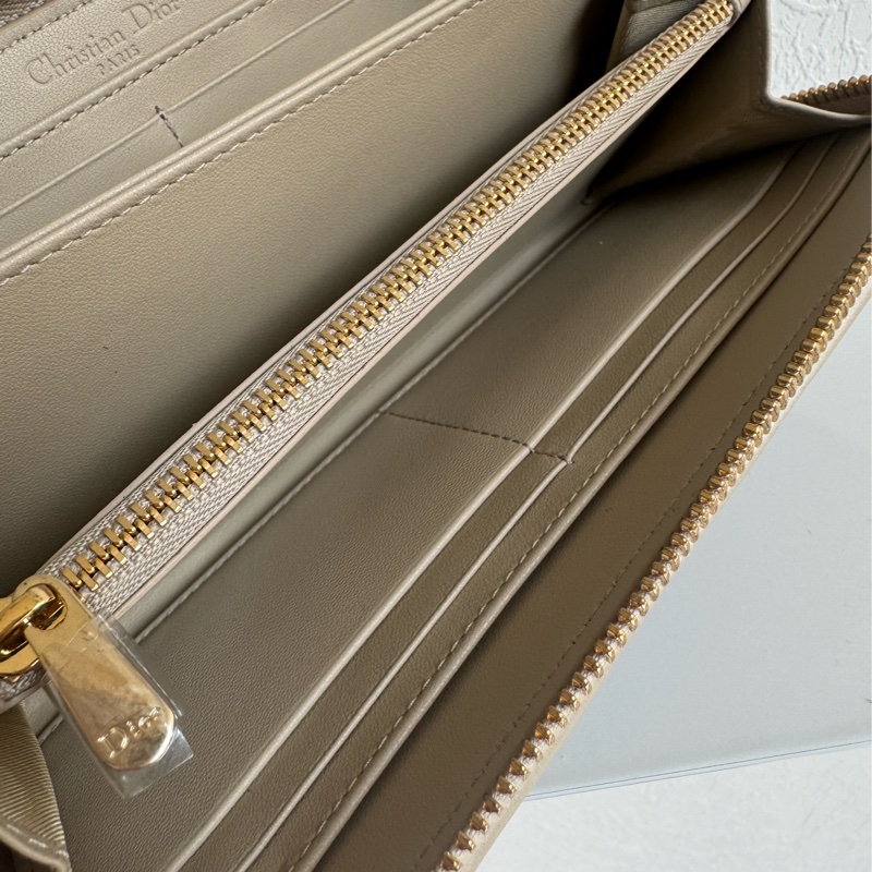 Dior燕麥色藤格紋吊飾ㄇ拉長夾 超好看❤️-17