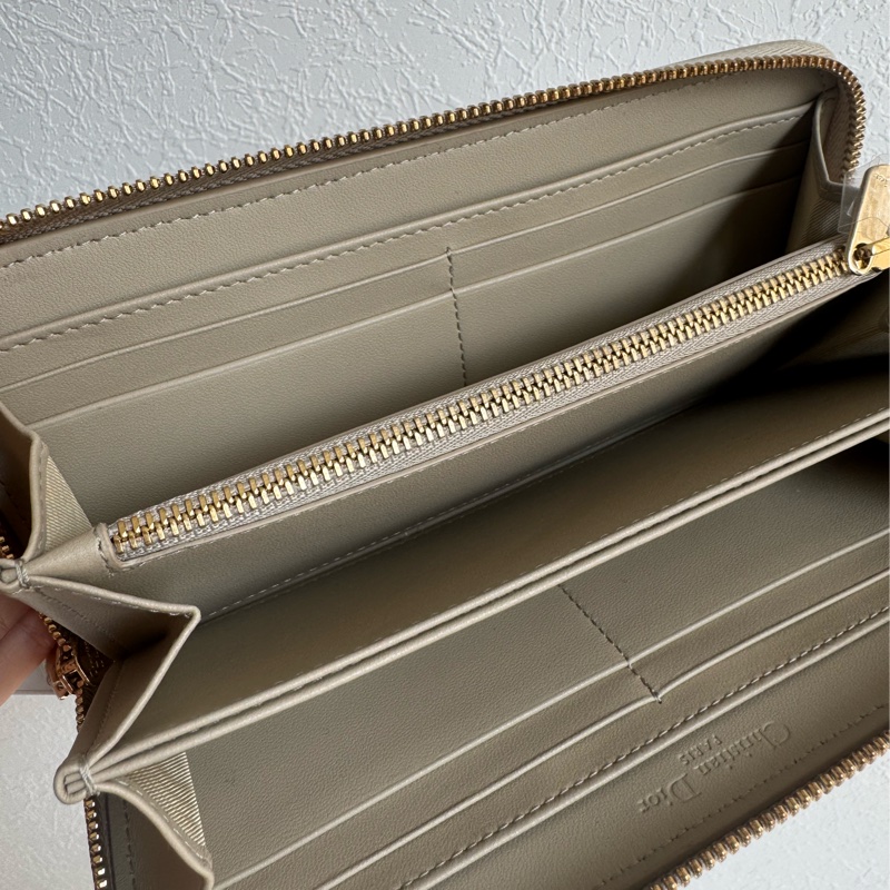 Dior燕麥色藤格紋吊飾ㄇ拉長夾 超好看❤️-18