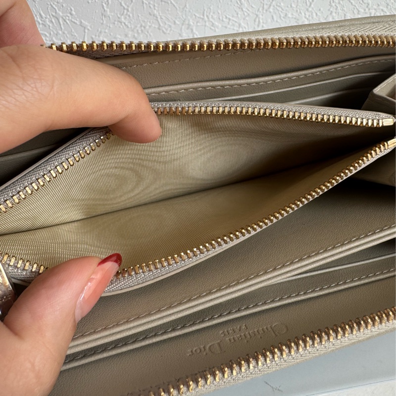 Dior燕麥色藤格紋吊飾ㄇ拉長夾 超好看❤️-22