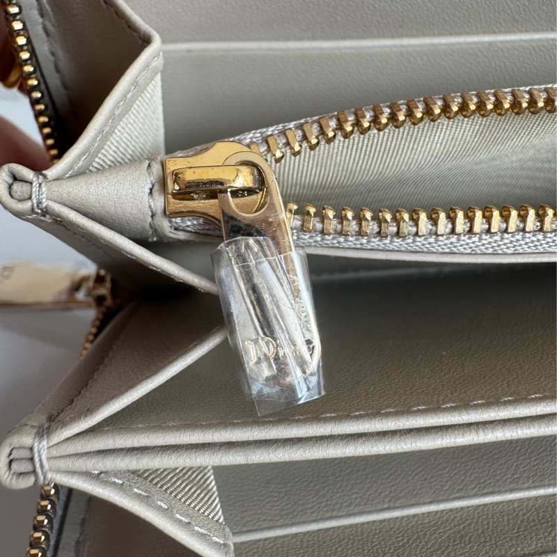 Dior燕麥色藤格紋吊飾ㄇ拉長夾 超好看❤️-23