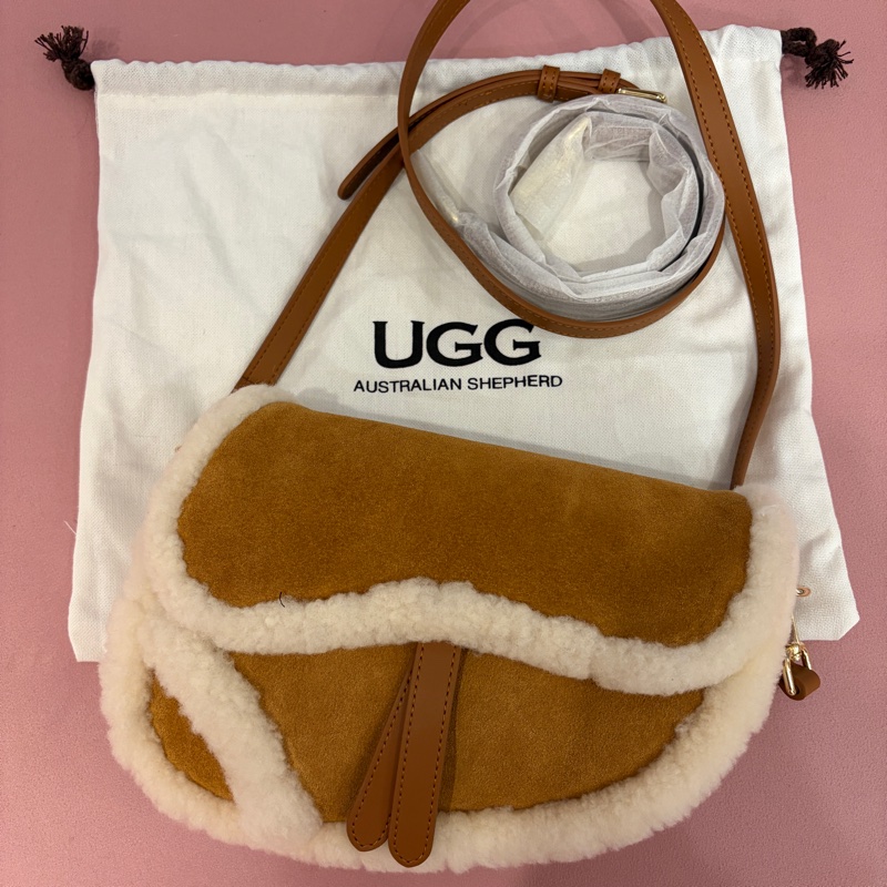UGG毛毛斜背肩背馬鞍包-0