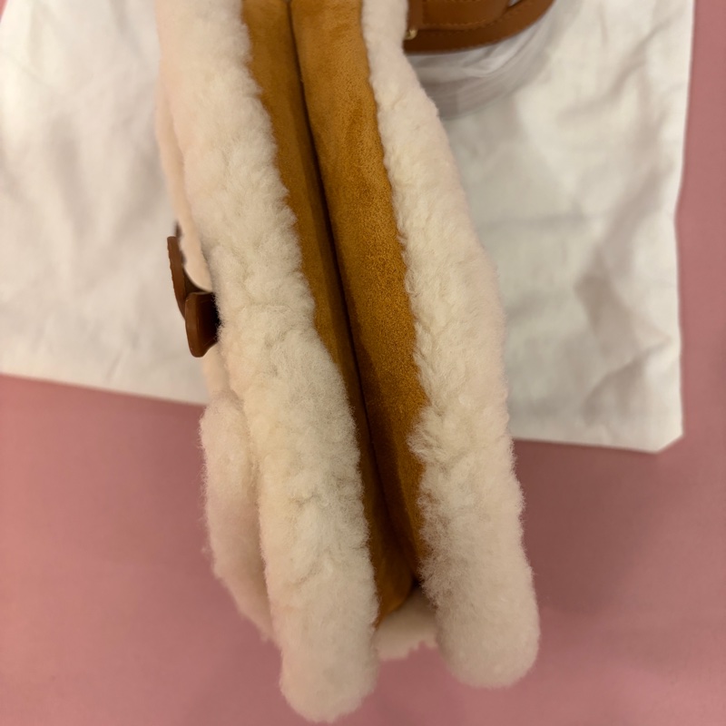 UGG毛毛斜背肩背馬鞍包-3