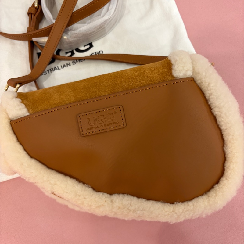 UGG毛毛斜背肩背馬鞍包-4