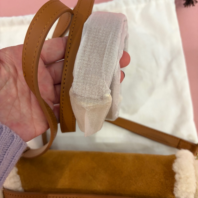 UGG毛毛斜背肩背馬鞍包-5