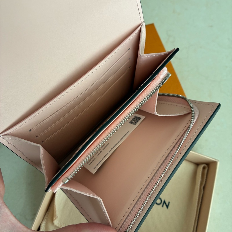 LV日本限定色 櫻花粉🌸短夾 99新閒置未使用-16