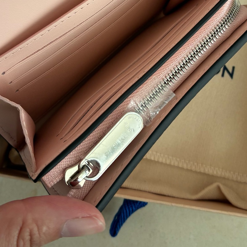 LV日本限定色 櫻花粉🌸短夾 99新閒置未使用-21