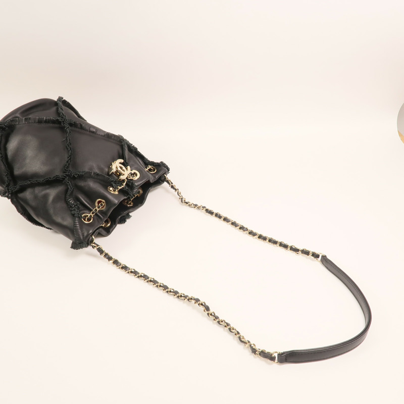 CHANEL 牛皮皮革Bucket Bag金扣鏈帶肩背袋-7