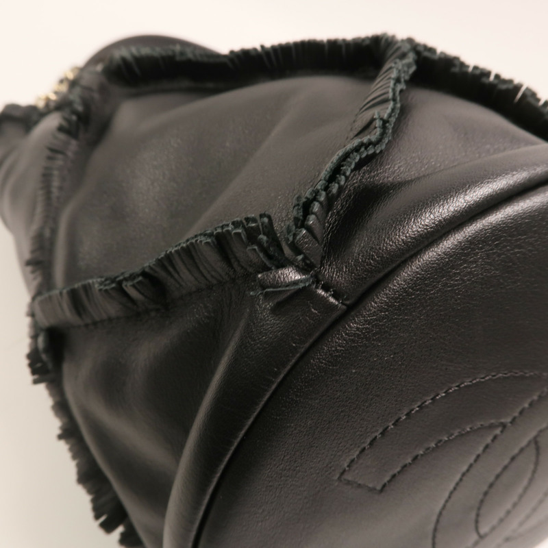 CHANEL 牛皮皮革Bucket Bag金扣鏈帶肩背袋-11