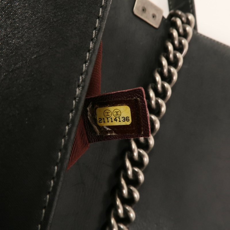 CHANEL 牛皮皮革Boy 28銀扣鏈帶肩背袋-6