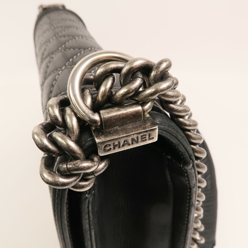 CHANEL 牛皮皮革Boy 28銀扣鏈帶肩背袋-9