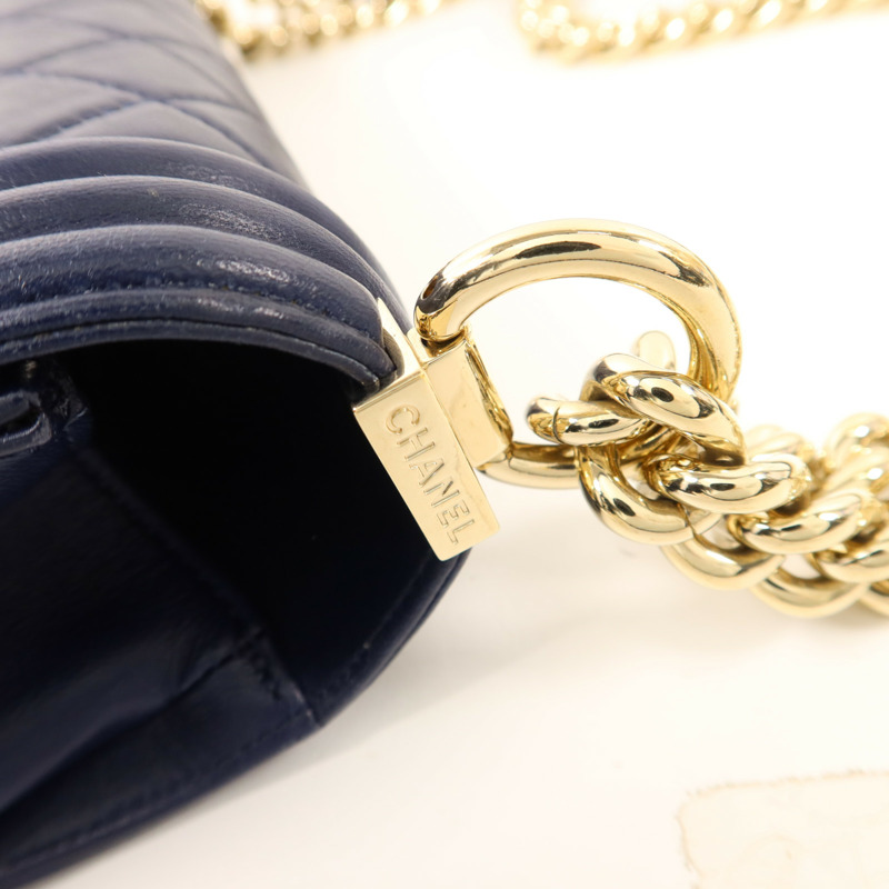 CHANEL 羊皮皮革Boy 28金扣鏈帶肩背袋-12