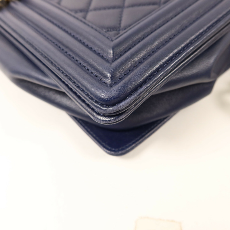 CHANEL 羊皮皮革Boy 28金扣鏈帶肩背袋-13