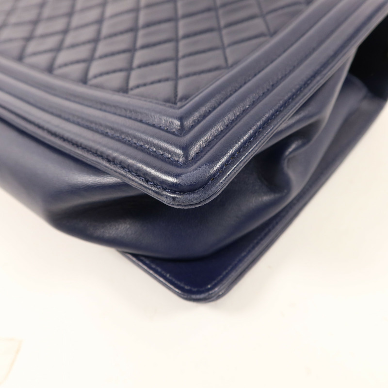 CHANEL 羊皮皮革Boy 28金扣鏈帶肩背袋-15