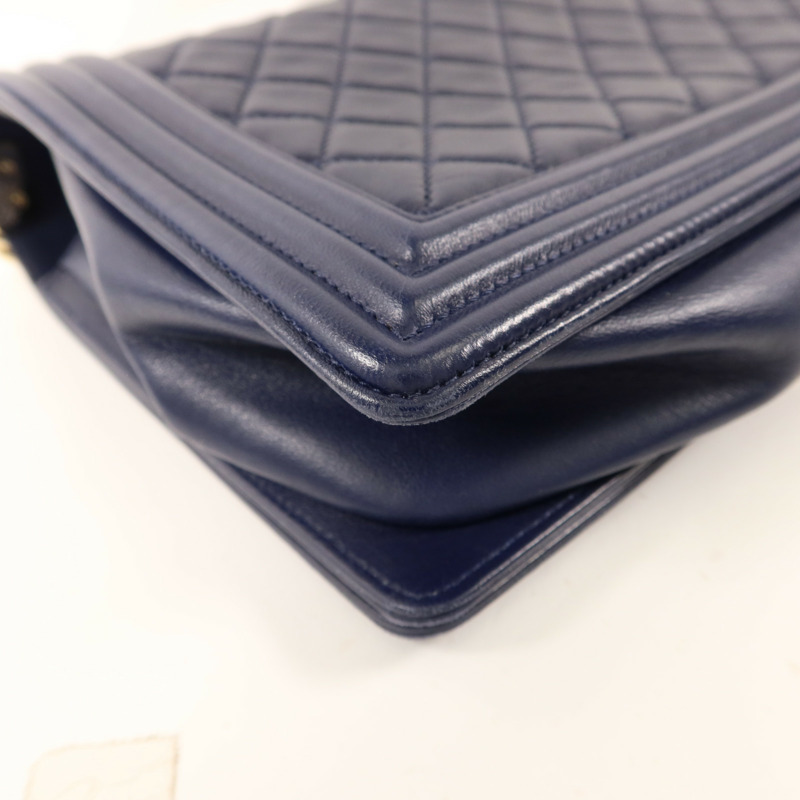 CHANEL 羊皮皮革Boy 28金扣鏈帶肩背袋-16