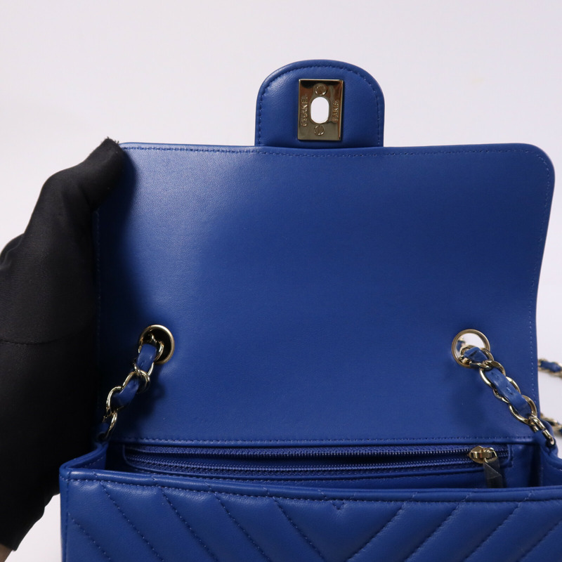CHANEL 牛皮皮革Mini Classic 20銀扣鏈帶肩背袋-14