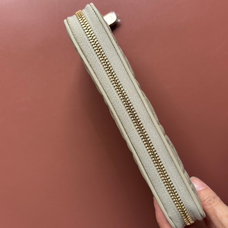 可拆吊飾 ::Christian Dior:: Voyageur 奶灰色ㄇ型 拉鍊長夾-5