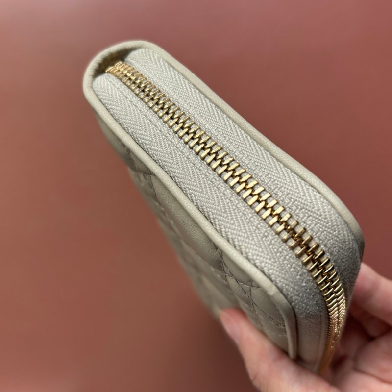 可拆吊飾 ::Christian Dior:: Voyageur 奶灰色ㄇ型 拉鍊長夾-7