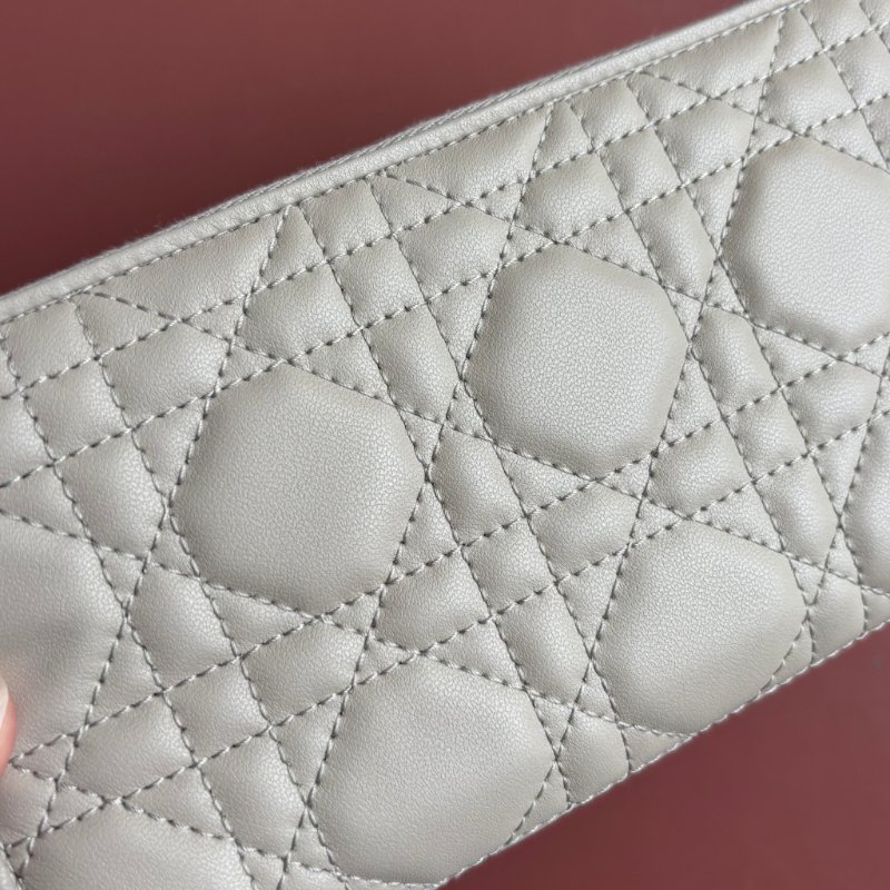 可拆吊飾 ::Christian Dior:: Voyageur 奶灰色ㄇ型 拉鍊長夾-9