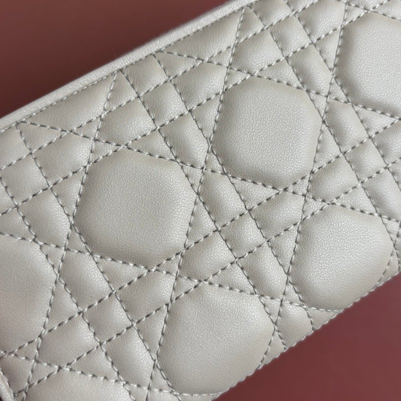 可拆吊飾 ::Christian Dior:: Voyageur 奶灰色ㄇ型 拉鍊長夾-11